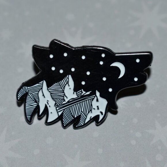 Dark Silver Metal Howling Wolf Snowy Mountain Night Nature Scene Enamel Pin - Picture 1 of 1